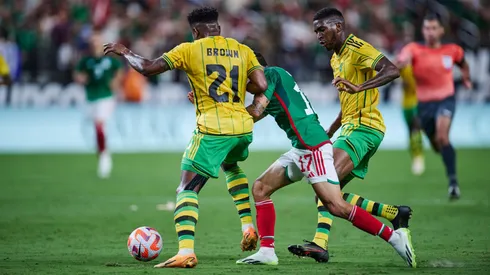 Orbelín Pineda regatea a la defensa en el último encuentro entre México y Jamaica.