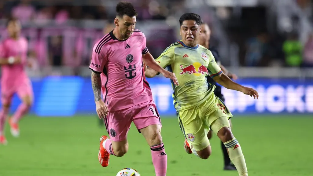 Frankie Amaya marcando a Lionel Messi en la MLS [Foto: Getty]