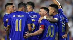 Ángel Di María y Lionel Messi celebran el tanto de Argentina junto al resto de los jugadores.