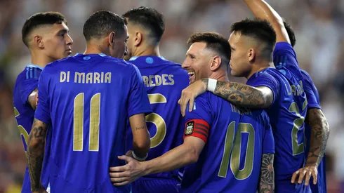 Ángel Di María y Lionel Messi celebran el tanto de Argentina junto al resto de los jugadores.