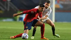 Álvaro Morata y Jorginho pelean por el balón en el último enfrentamiento entre España e Italia.