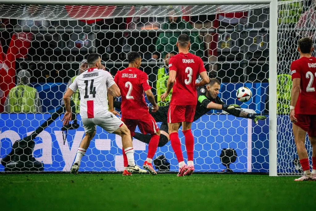 El fanático con la playera de Santos Laguna se hizo presente en el encuentro entre Turquía y Georgia. (Imago)