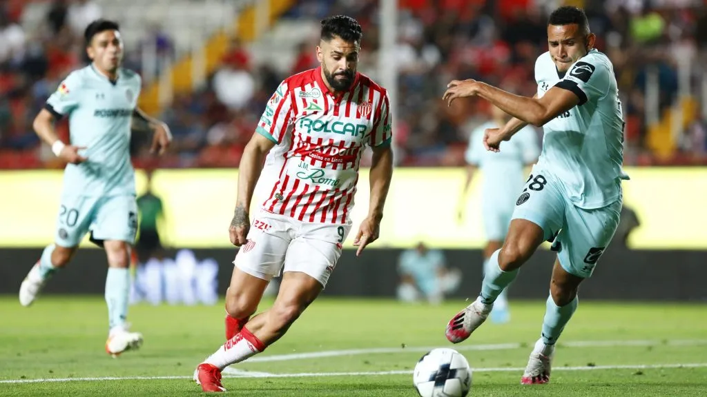 Milton Giménez vistiendo la playera del Necaxa, ante Toluca [Foto: Getty]