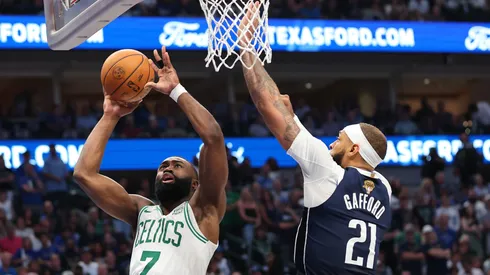 Jaylen Brown supera la resistencia de Daniel Gafford.