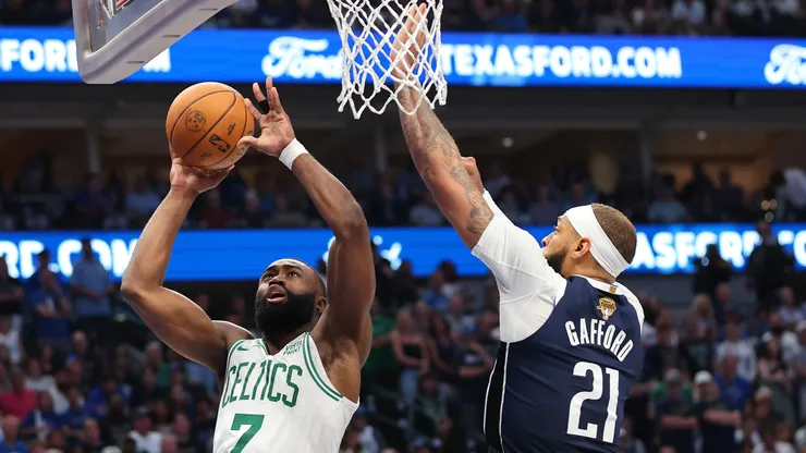 Jaylen Brown supera la resistencia de Daniel Gafford.