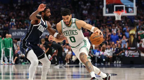 Tatum tiene el control del balón.