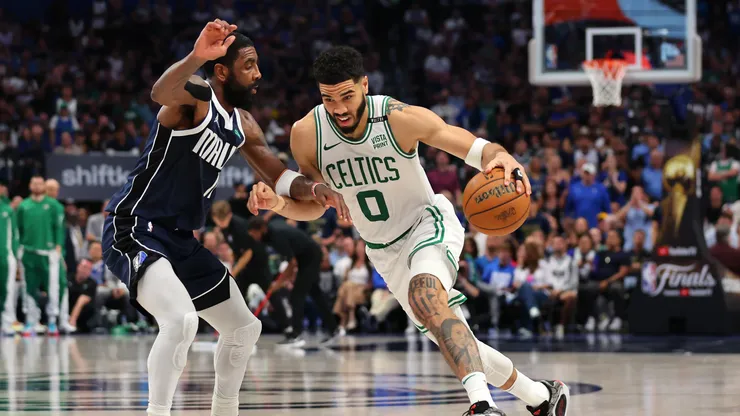 Tatum tiene el control del balón.