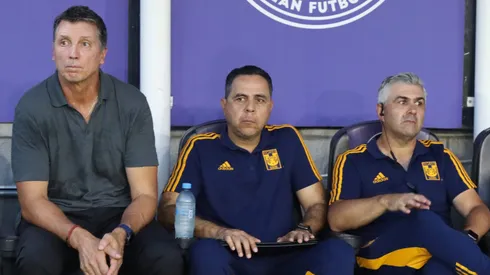 Robert Siboldi con dos de sus auxiliares en Tigres UANL
