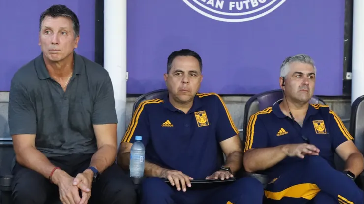 Robert Siboldi con dos de sus auxiliares en Tigres UANL