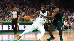 Kyrie Irving domina el balón ante Jrue Holiday