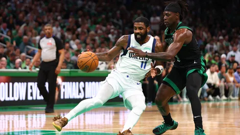 Kyrie Irving domina el balón ante Jrue Holiday