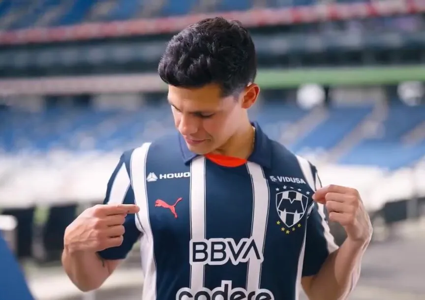 La nueva playera de Rayados presenta líneas azules mucho más gruesas. (Rayados oficial)
