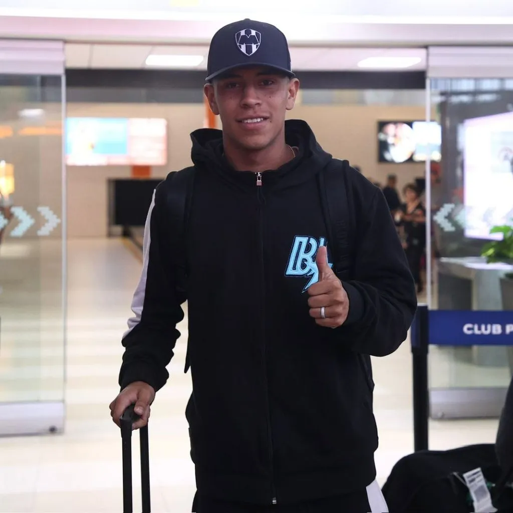 Johan Rojas en su arribó a Monterrey (fuente: Rayados)