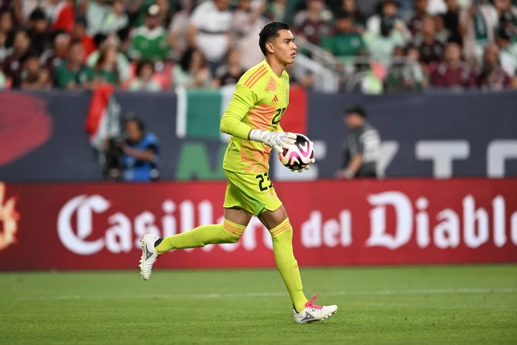 Raúl Rangel fue víctima de gritos homofóbicos en el encuentro entre México y Uruguay. (Imago)