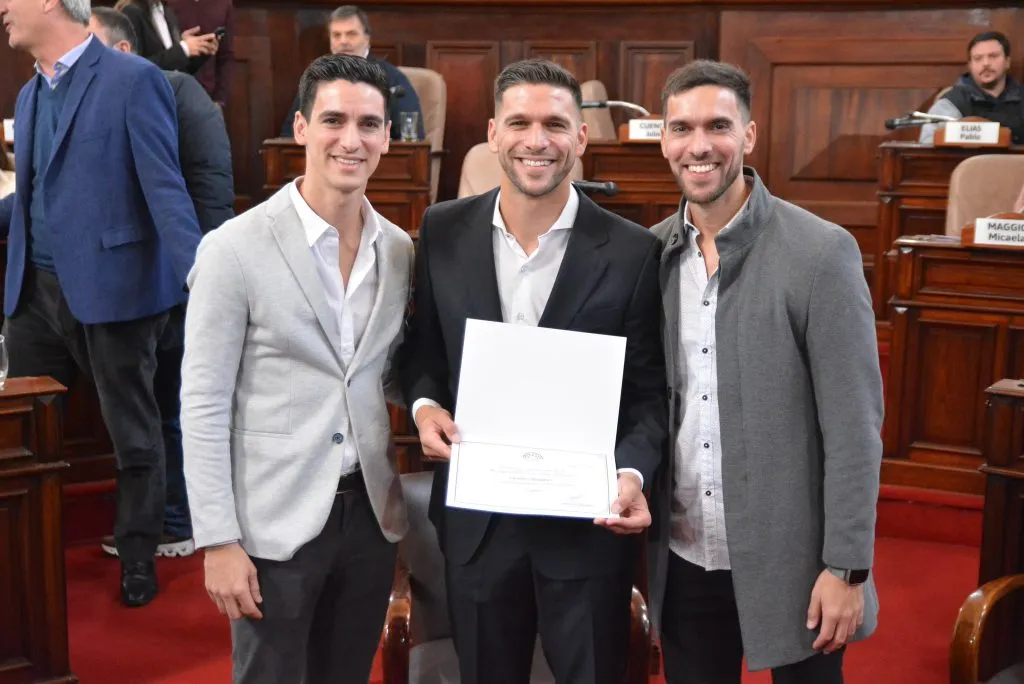 Magallán fue agasajado por un grupo de concejales de la ciudad de La Plata. (Pumas UNAM oficial)