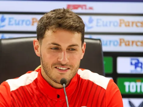 El día en el que Santiago Giménez fue felicitado por Lionel Messi