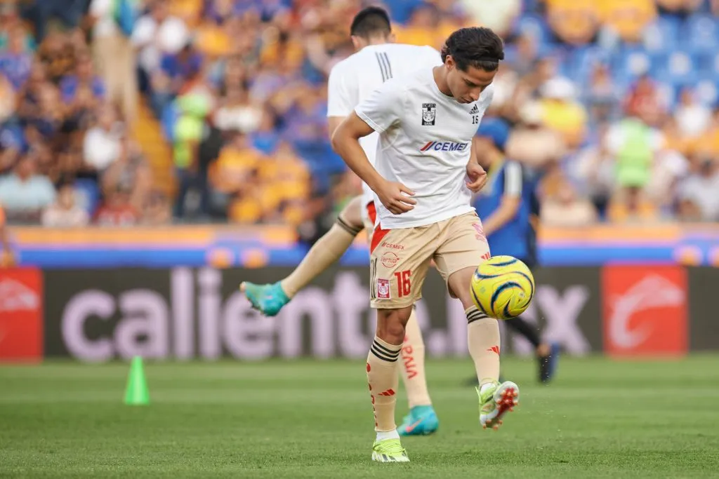 Diego Lainez continúa recuperándose tras su operación del tobillo derecho. (Imago)