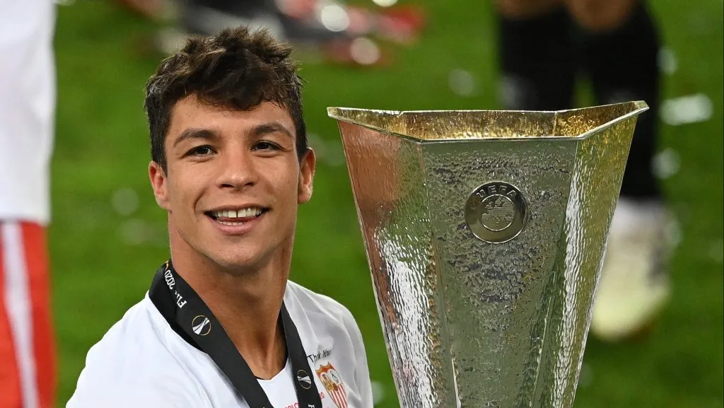 Oliver Torres con el trofeo de la Europa League [Foto: Getty Images]
