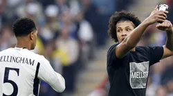 Los aficionados intentaron tomarse fotos en el campo de juego antes de ser atrapados.