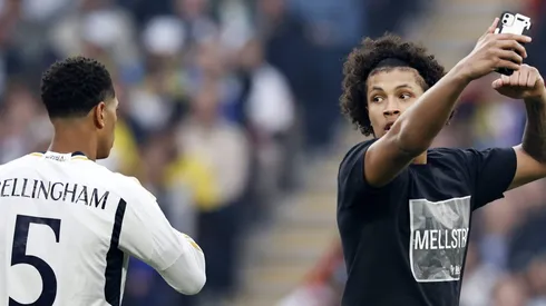 Los aficionados intentaron tomarse fotos en el campo de juego antes de ser atrapados.