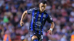 Pablo Barrera, de Querétaro, controla el balón.