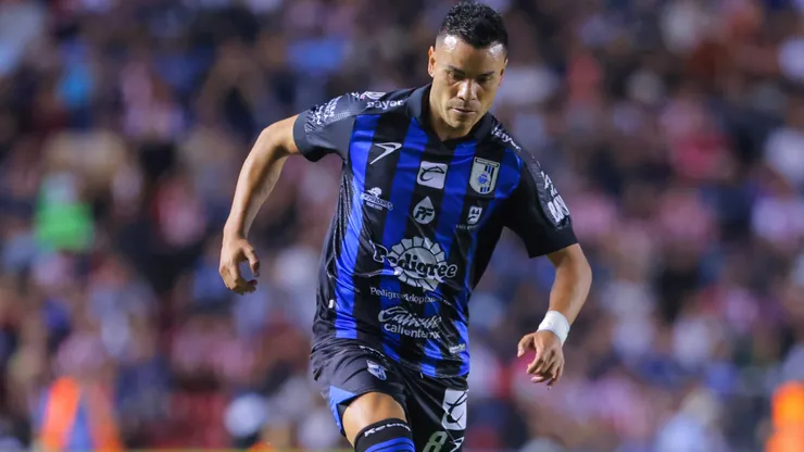Pablo Barrera, de Querétaro, controla el balón.