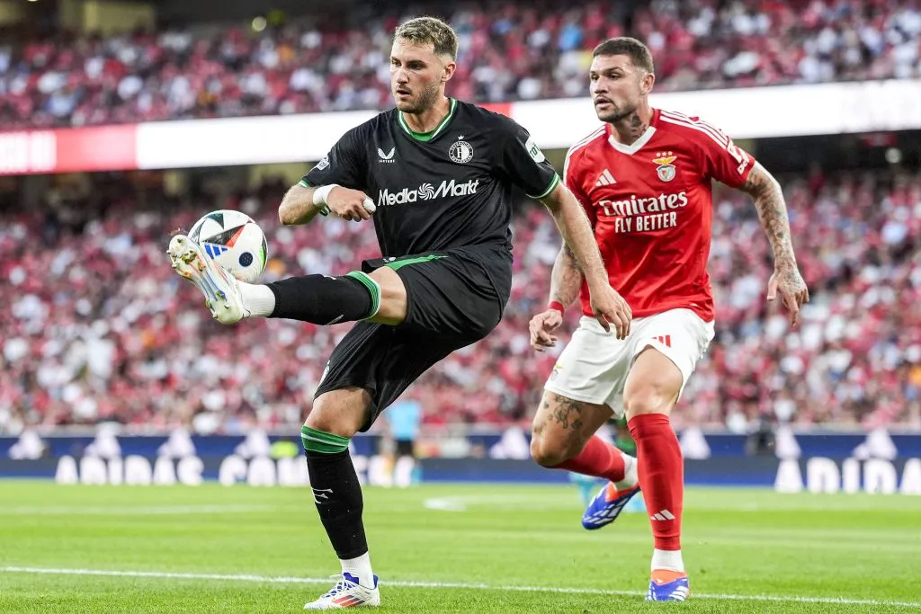 Santiago Giménez disputó 60 minutos en la goleada sufrida por Feyenoord. (Imago)