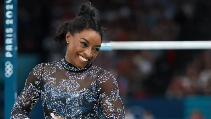 La gimnasta estadounidense ya realizó su primera presentación en la capital francesa.
