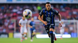 Pablo Barrera, de Querétaro, persigue la pelota.