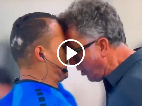 Juan Carlos Osorio se encara con un árbitro durante el Xolos vs. LAFC