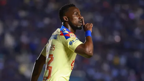 Julián Quiñones tuvo un picante cruce con un fanático de Chivas