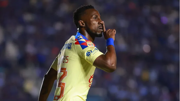 Julián Quiñones tuvo un picante cruce con un fanático de Chivas
