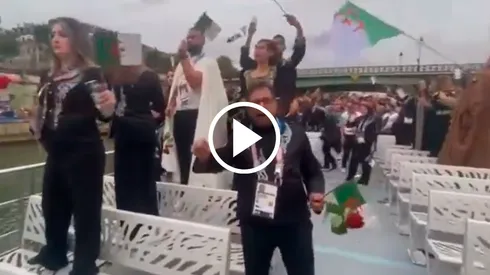 La delegación argelina arrojó flores al río Sena.