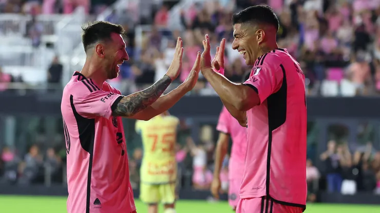 Messi y Suárez festejan un gol de Inter Miami.