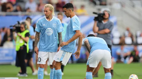 Sergio Busquets y Federico Bernardeschi entrenan.