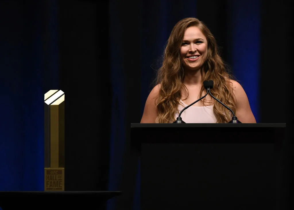 Ronda Rousey ingresó en el salón de la fama de la UFC en forma de reconocimiento por sus logros. (GETTY IMAGES)