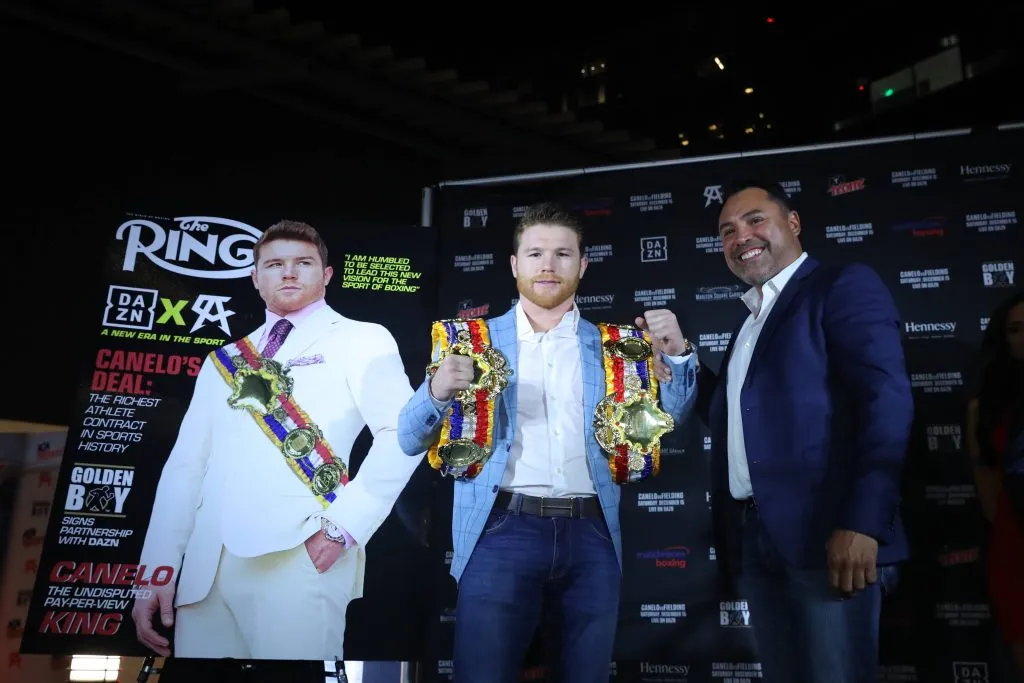 Óscar de la Hoya trabajó con Canelo Álvarez y juntos consiguieron grandes cosas, pero hace tiempo están alejados. (IMAGO)