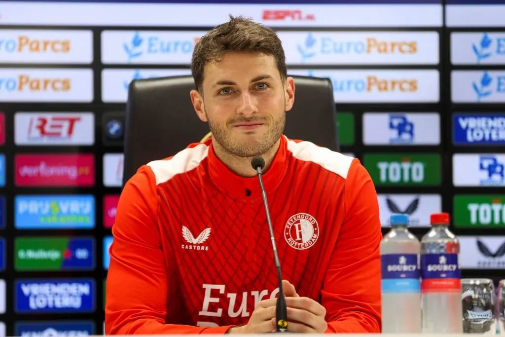 Feyenoord no se muestra interesado en negociar a Santiago Giménez. (Imago)