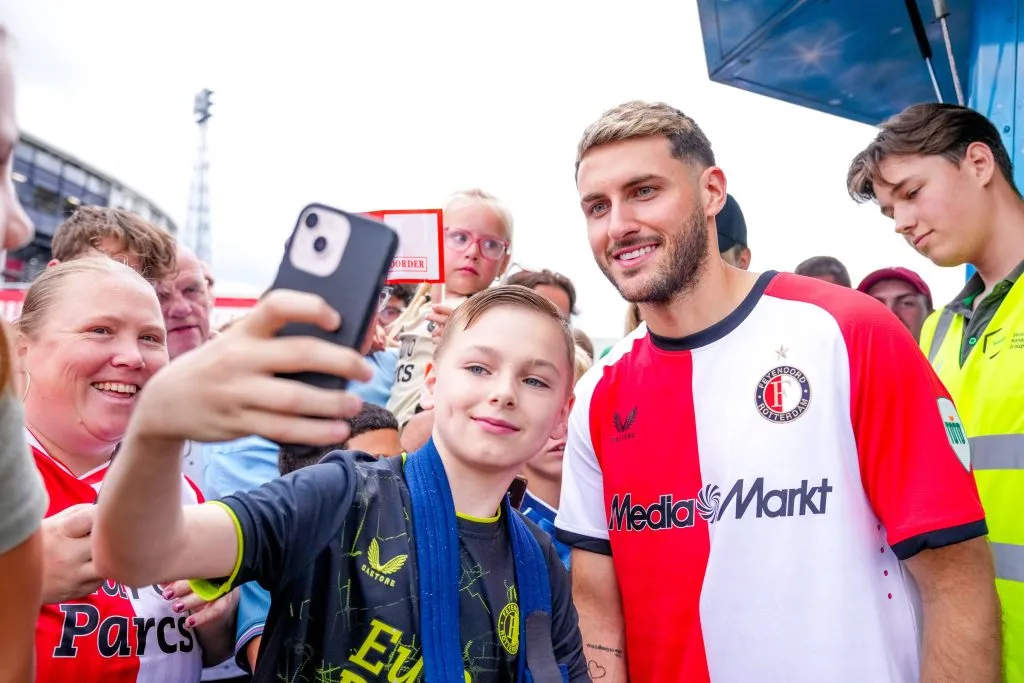 Santiago Giménez se reintegró a los entrenamientos del Feyenoord. (Imago)