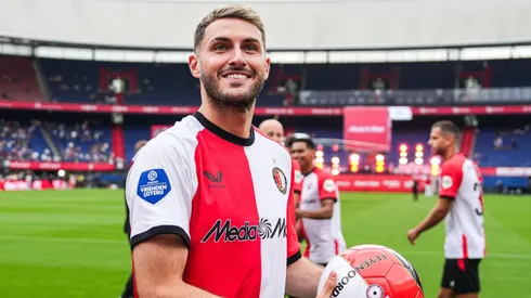 El delantero mexicano podría quedarse en el conjunto neerlandés