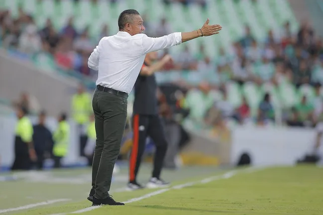 Ambriz espera poder sumar un refuerzo más a la plantilla de Santos Laguna. (Getty Images)