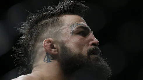 Mike Perry aguantó hasta donde pudo con Jake Paul y su rostro terminó desfigurado.