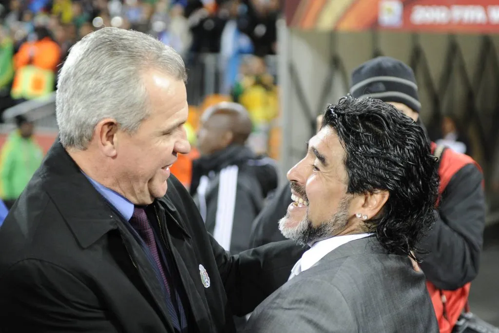 Javier Aguirre y Diego Armando Maradona en el Mundial de Sudáfrica 2010, donde se cruzaron en los Octavos de Final. [Foto IMAGO]