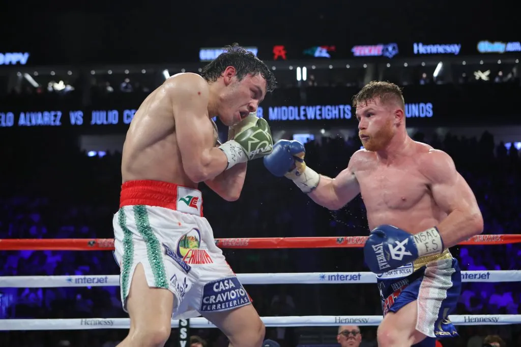 Julio César Chávez Jr llegó a enfrentar a Canelo Álvarez en 2017, pero no pudo con el campeón. (IMAGO)