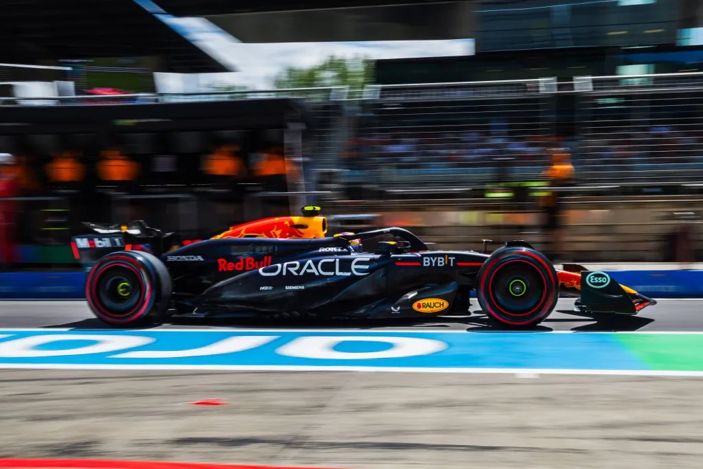 Checo Pérez a bordo de su monoplaza de Red Bull (IMAGO)