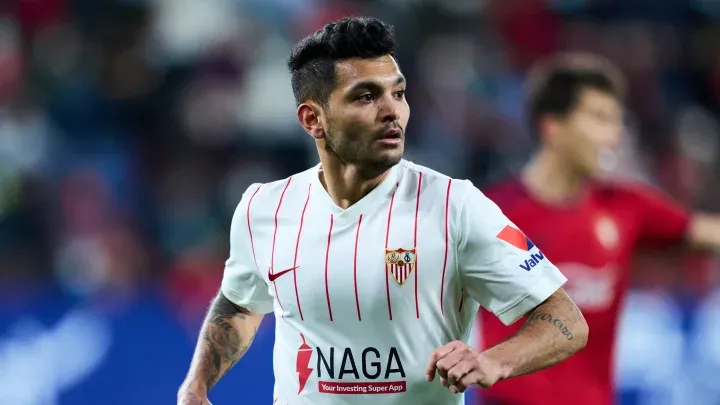 Tecatito Corona tuvo su paso por el Sevilla de España. [Foto 90Min]