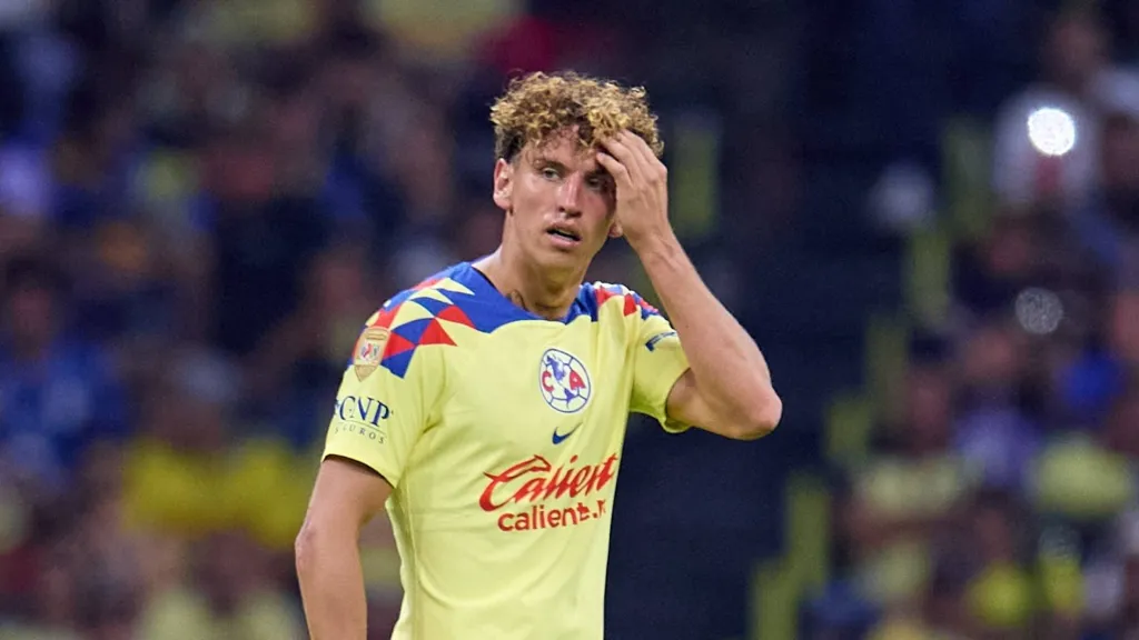 El defensa espera por la autorización para volver a jugar en América (IMAGO)