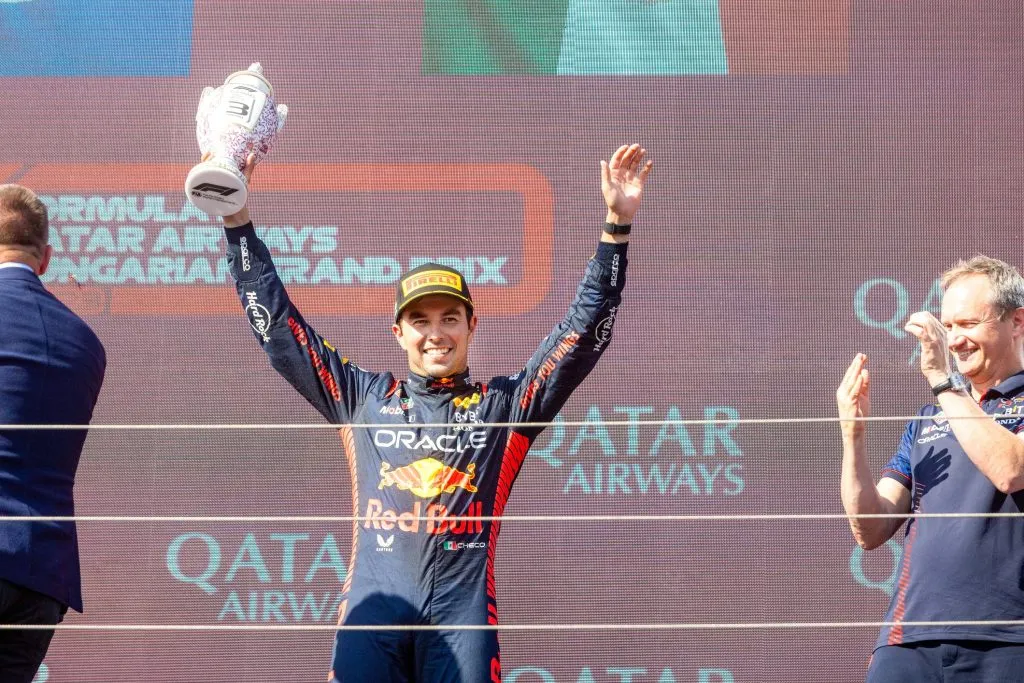 Checo Pérez festejando su tercer puesto en el GP de Hungría 2023 (IMAGO)