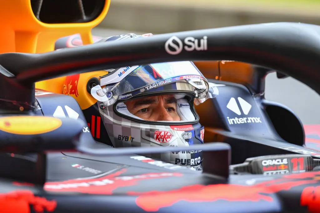 Checo Pérez finalizó decimoséptimo en el Gran Premio de Silverstone y ratificó su mal presente (IMAGO)