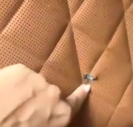 La bala impactó en uno de los asientos del carro de Luan. (captura de pantalla)